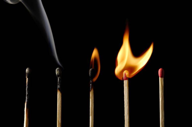 ایک منٹ میں ماچس کی 37تیلیاں بجھا نے کا عالمی ریکارڈ قائم