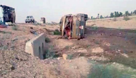 حیدر آباد: موٹروے پر ایک اور تیز رفتار آئل ٹینکر الٹ گیا، ڈرائیور زخمی