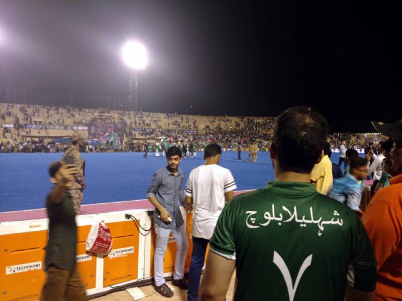 فٹبال میچ دیکھنے والوں میں ایک تماشائی نے سب کوغمگین کر دیا 