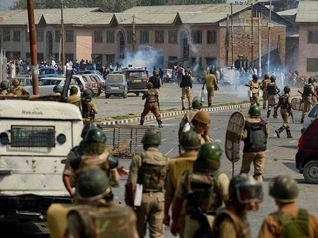 مقبوضہ کشمیر میں بھارتی فورسز پرحملے کے دوران یاتریوں کی بس زد میں آگئی ،7ہلاک