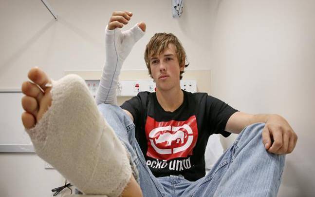  آسٹریلیا: نوجوان کے ہاتھ میں پاؤں کا انگوٹھا لگا دیا گیا