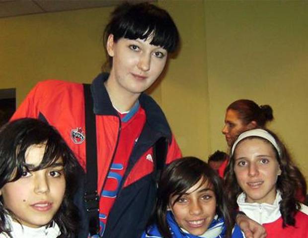 روسی ماڈل دنیا کی دراز ترین خاتون ماڈل قرار، قد 6 فٹ 9 انچ