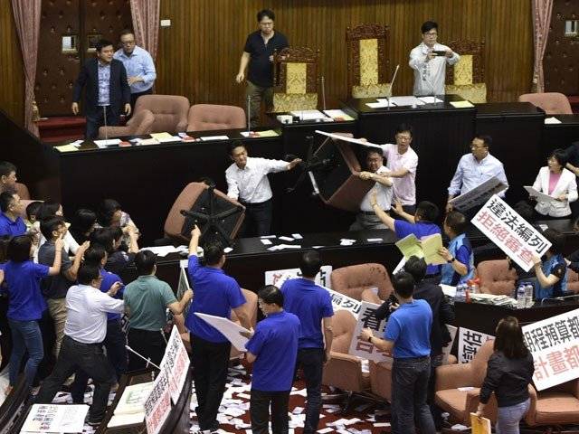 تائیوان کی پارلیمنٹ میں شدید لڑائی،ارکان آپس میں گتھم گتھا