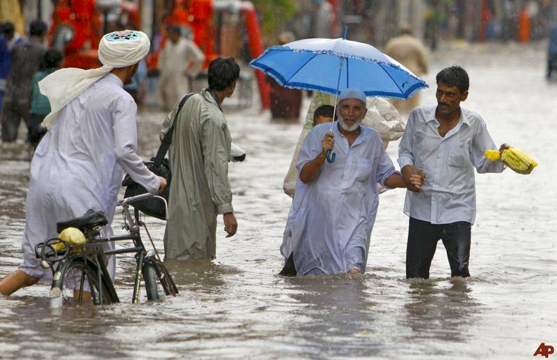 ملک میں مون سون کا نیا سسٹم داخل، کراچی میں رات گئے بارش سے پانی جمع ہو گیا