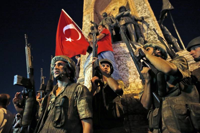 ترکی میں ناکام فوجی بغاوت کا ایک سال مکمل، مزید سات ہزار ملازم برطرف