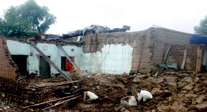 ملک بھر میں موسلادھابارش ، چھتیں گرنے اور سیلاب میں بہنے سے ماں اور دو بچیوں سمیت 4افراد جاں بحق ، 15 زخمی