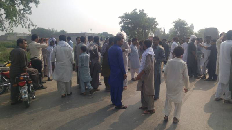 فتح جنگ میں گدی نشین اور پیر کی گرفتاری کے خلاف مریدوں نے تھانے پر حملہ کرکے قبضہ کرلیا