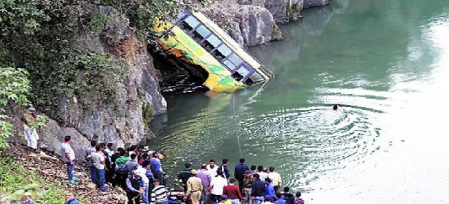 مقبوضہ کشمیر میں ہندو یاتریوں کی بس کھائی میں جا گری، 16افراد ہلاک، 26شدید زخمی