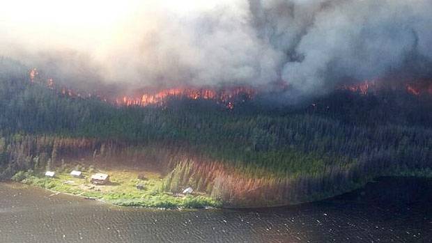 کینیڈا، جنگلات میں لگی آگ کی شدت میں مسلسل اضافہ، 37ہزار افراد محفوظ مقامات پر منتقل