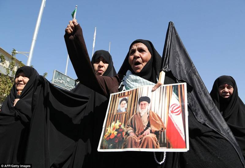ایران میں عرب ممالک سے نفرت کے بڑے بڑے سائن بورڈزآویزاں