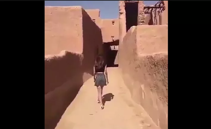 سعودی عرب میں مِنی سکرٹ میں ویڈیو پوسٹ کرنے والی خاتون سے تفتیش