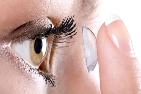برطانیہ میں خاتون کی آنکھ کے اندر سے 27 کانٹیکٹ لینز نکال لیے گئے 