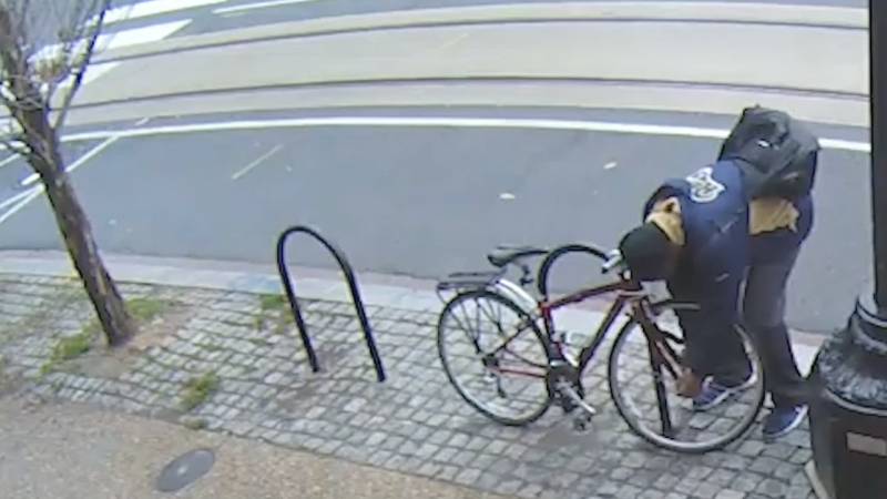 لندن، سائیکل کی خاتون مالک نے چور کو چکمہ دے کر سائیکل واپس لے لی