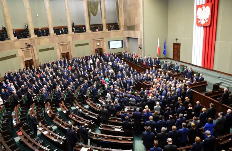 پولینڈ میں سپریم کورٹ کا کنٹرول سیاستدانوں کو دینے کا نیا متنازعہ قانون منظور 