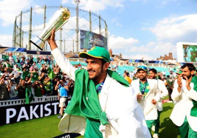 حسن علی عوام کو ٹریفک قوانین بتانے کیلئے مال روڈ جا پہنچے 