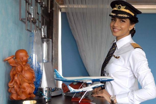 بوئنگ 777 طیارہ اڑانے والی دنیا کی کم عمر ترین بھارتی خاتون پائلٹ