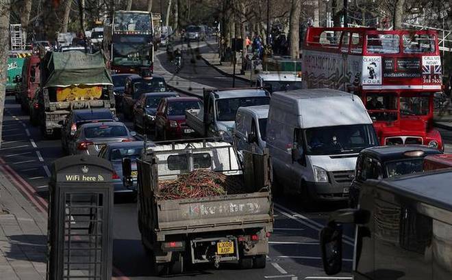 برطانیہ میں بھی پیٹرول، ڈیزل گاڑیوں پر 2040 تک پابندی لگانے کا منصوبہ