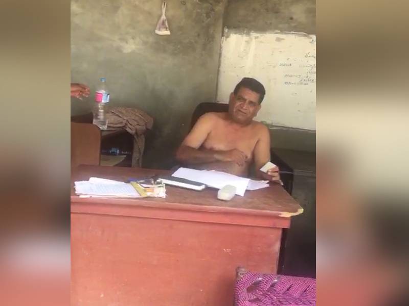 واہگہ تھانے میں محرر کا یونیفارم پہننے سے انکار ،بنیان پہننا بھی گوارہ نہیں 