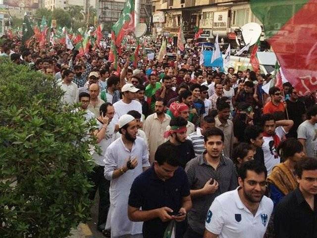 سپریم کورٹ کے باہر نون اور جنون آمنے سامنے 