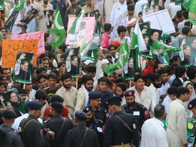 نوازشریف نااہل ہونے پر لیگی کارکن مشتعل،سڑکیں بند کرکے احتجاج