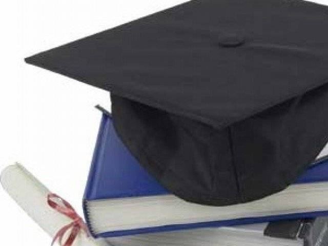  طالبعلم بیرون ملک داخلے کی راہ میں رکاوٹ بننے والے اداروں کے خلاف سپریم کورٹ پہنچ گیا