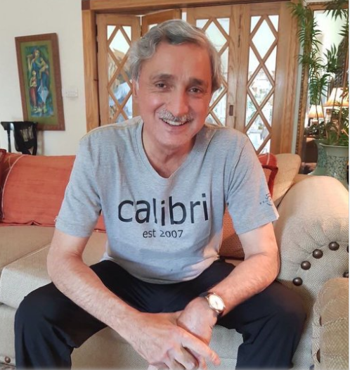  جہانگیر ترین نے مسکراتے ہوئے کیلبری فونٹ والی شرٹ پہن لی 