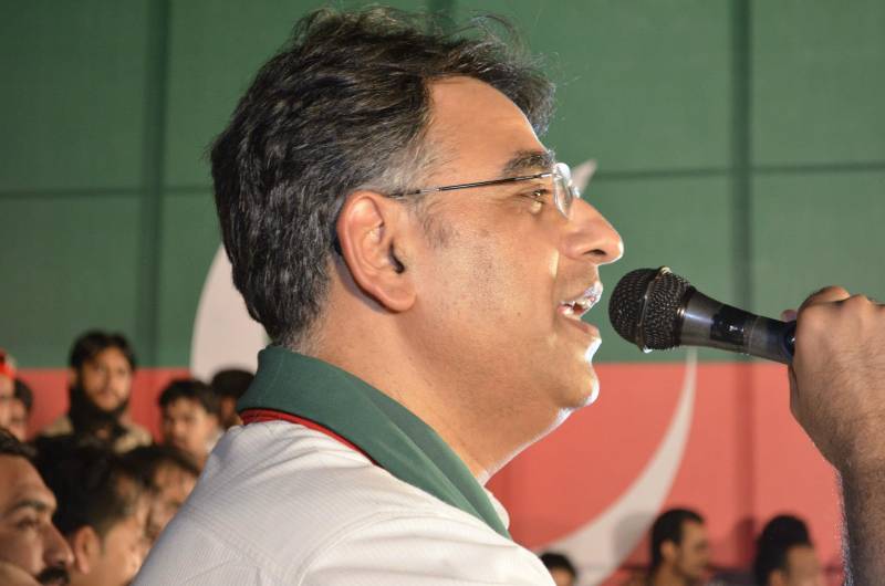 اسد عمر کا جھوٹ بولنے کی ویڈیو بھیجنے پر ٹرافی دینے کا اعلان 