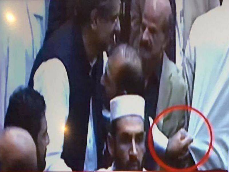 شاہ محمود قریشی نے نئے وزیر اعظم سے مصافحہ کرنے سے انکار کر دیا 