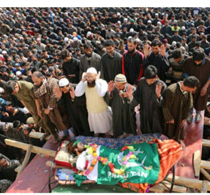 مقبوضہ کشمیر: شہید نوجوان کی نماز جنازہ میں ہزاروں افراد کی شرکت