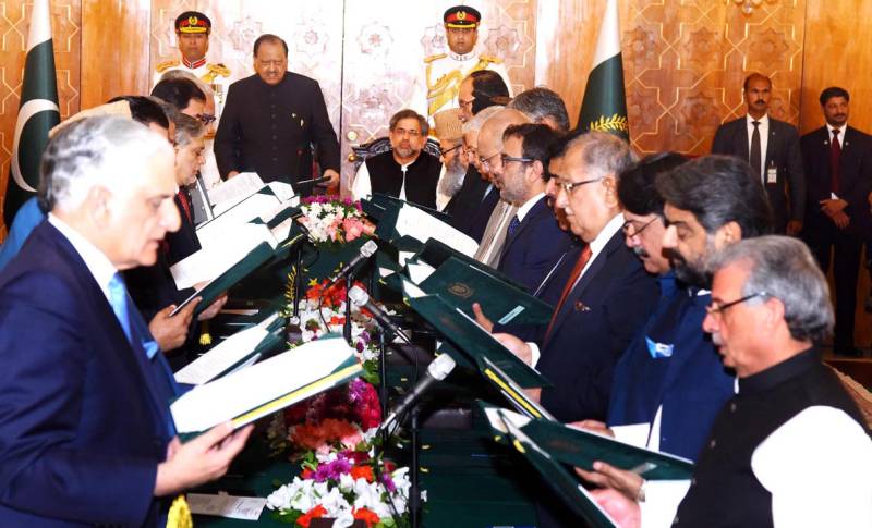 نئی وفاقی کابینہ نے حلف اٹھا لیا