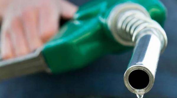حکومت نے پٹرول 1روپے 80 پیسےسستا کر دیا 