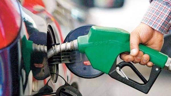 حکومت نے پیٹرول اور ڈیزل کی قیمتوں میں کمی کا اعلان کردیا