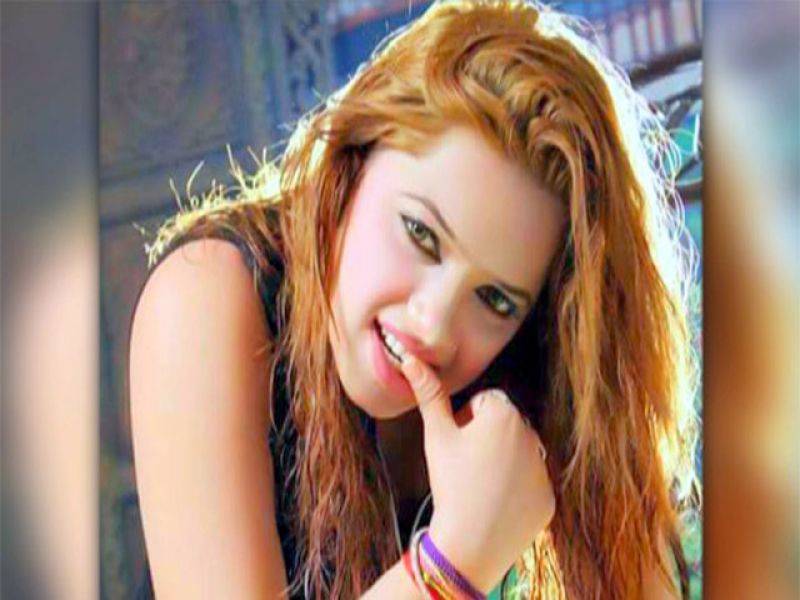 ملتان میں اسٹیج اداکارہ ایمان شاہ کی گاڑی کی ٹکر سے ایک شخص جاں بحق ہو گیا، اداکارہ گرفتار 