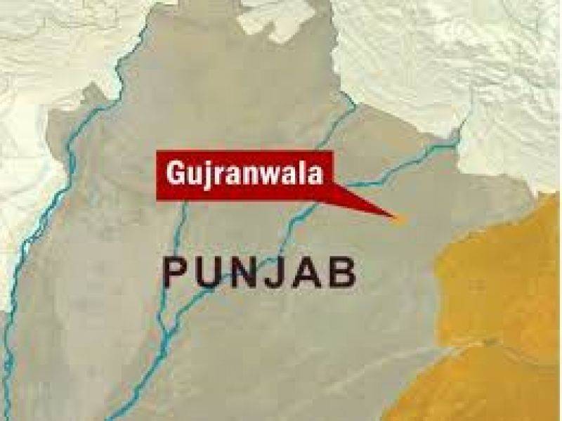 گوجرانوالہ میں صفائی نہ ہونے پر مظاہرین نے میئر کے دفتر میں کوڑا ڈال دیا