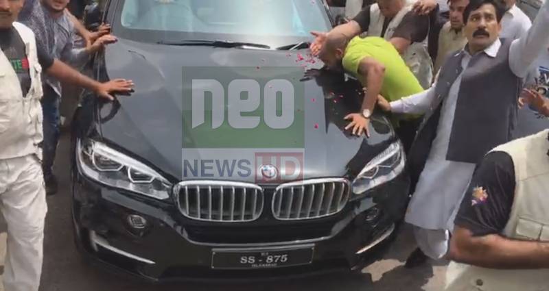 لاہور روانگی کے وقت نواز شریف کی گاڑی کو لیگی کارکنان چومتے رہے