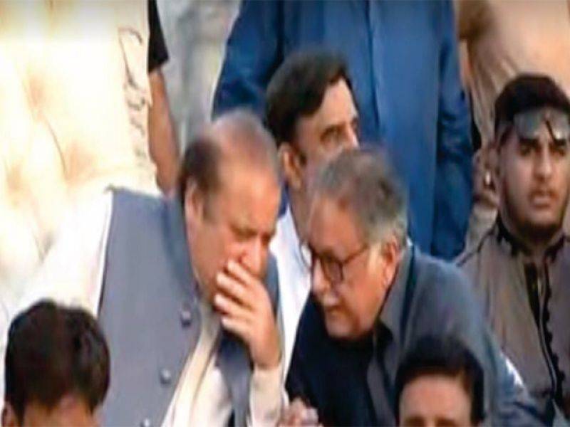 جہلم میں (ن) لیگی کارکن نے نوازشریف کی ٹانگیں دبانا شروع کر دیں