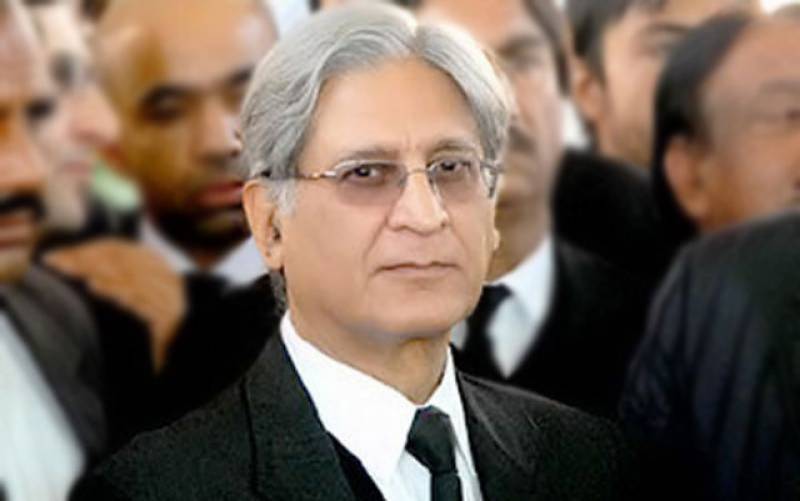 نواز شریف بند کمرے کی دیوار توڑ کر باہر نکلنا چاہتے ہیں، اعتزاز احسن 