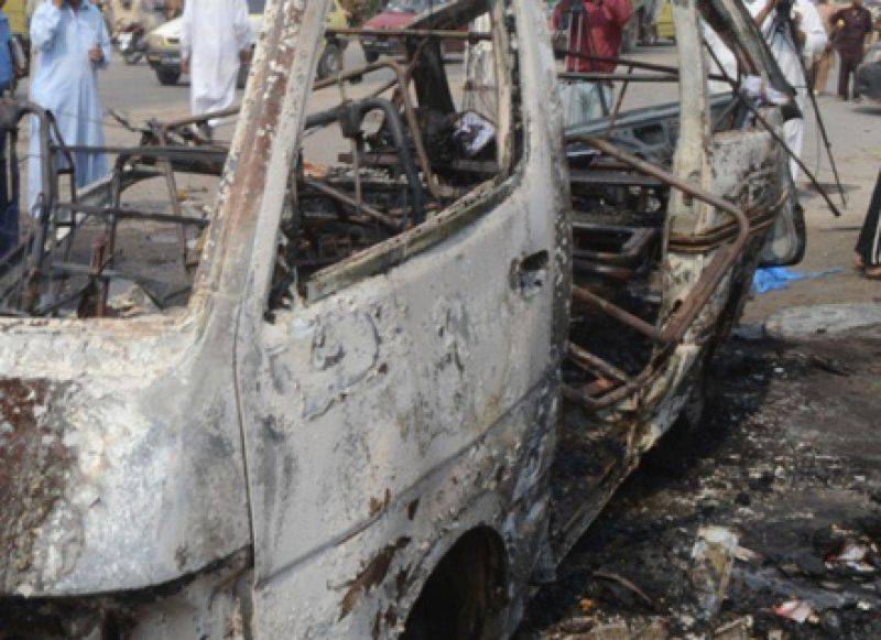 کراچی، وین میں گیس سلنڈر دھماکے سے پھٹ گیا، ایک ہی خاندان کے 6 افراد جاں بحق،4 زخمی