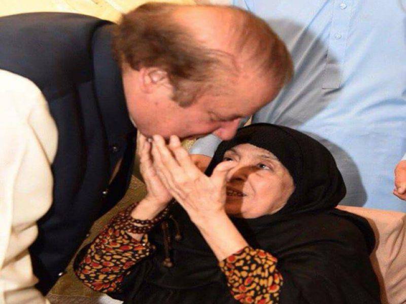 نواز شریف کے گھر پہنچنے پر والدہ سے ملنے کی ویڈیو وائرل ہو گئی 