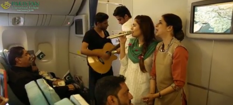 مومنہ مستحسن کی پہلی بار پی آئی اے کے طیارے میں لائیو پرفارمنس کی ویڈیو وائرل ہو گئی ۔۔مسافر خوشی سے جھوم اٹھے 