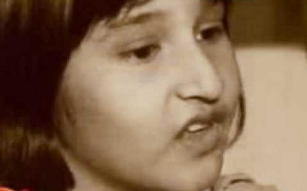 کیا آپ بتا سکتے ہیں یہ پاکستان کی کون سی معروف خاتون شخصیت کی بچپن کی تصویر ہے ؟