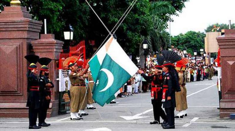 واہگہ بارڈر پر پرچم اتارنے کی پر وقار تقریب، مکی آرتھر سمیت غیر ملکی شخصیات کی شرکت 