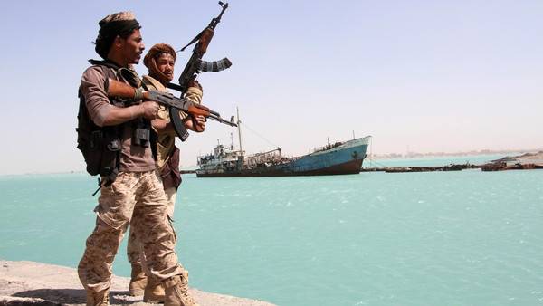 یمن، بارود سے لدی کشتی کا اماراتی جہازپر حملہ ناکام 