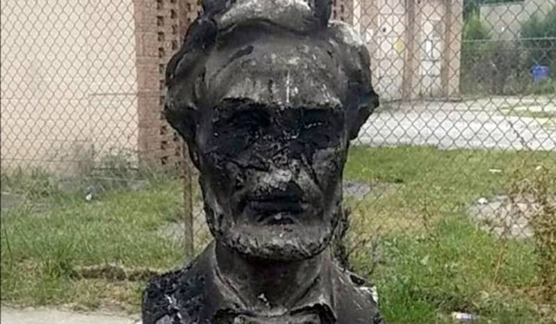 امریکی شہر شکاگو میں سابق صدر ابراہام لنکن کا مجسمہ نذر آتش