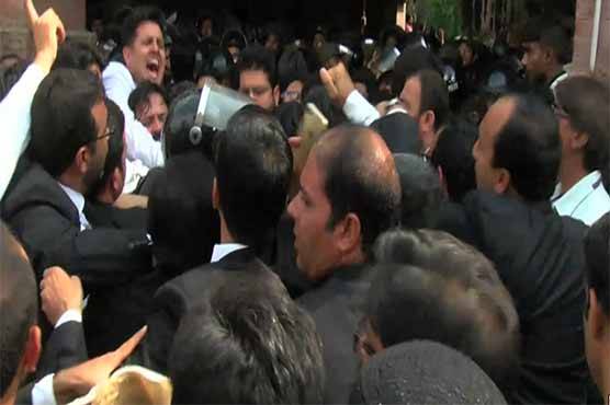 ملتان بار کے صدر کی گرفتاری کا حکم، فیصلے کیخلاف وکلا کی ہنگامہ آرائی