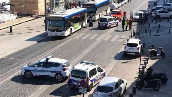 فرانس : مارسیلی میں کار کو دو بس شیلٹروں سے ٹکرا دیا گیا