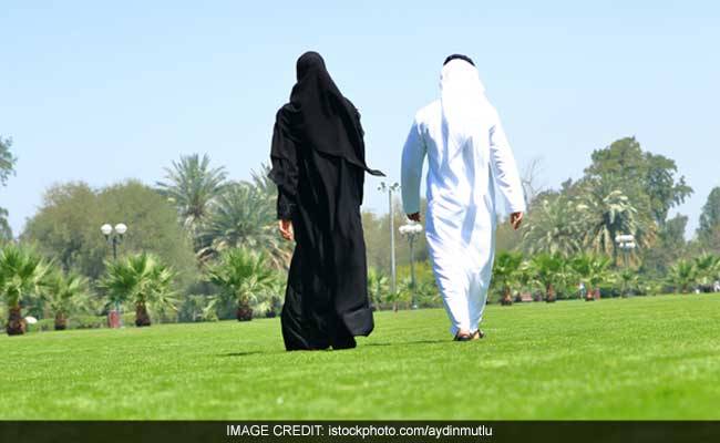 سعودی شہری نے خود سے آگے چلنے پر اپنی بیوی کو طلاق دیدی