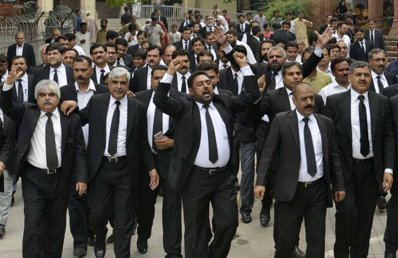 ملتان بار کے صدر کی گرفتاری کے حکم کیخلاف وکلاء کی ملک گیر ہڑتال جاری