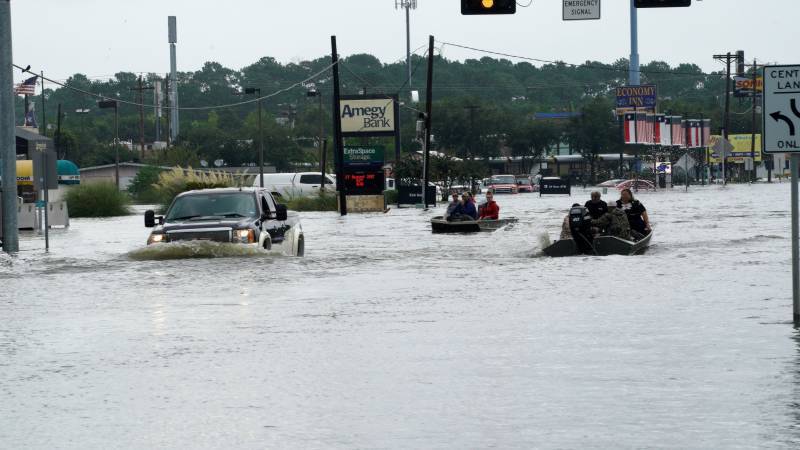 امریکی ریاست ٹیکساس کے بڑے شہر ہیوسٹن میں شدید سیلاب نے تباہی مچا دی 