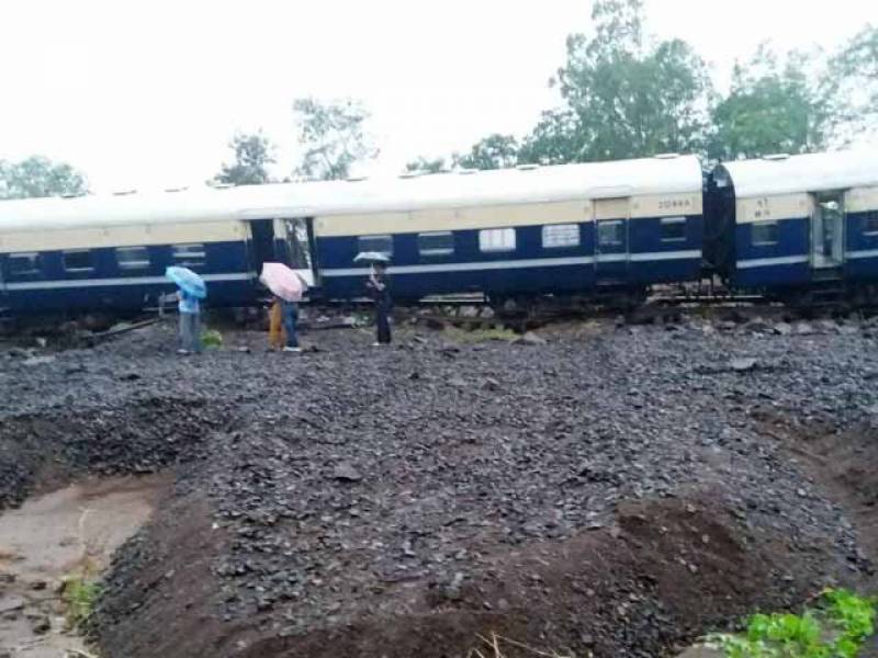 بھارتی ریاست مہاراشٹر میں مسافر ٹرین کی 5 بوگیاں پٹڑی سے اتر گئیں